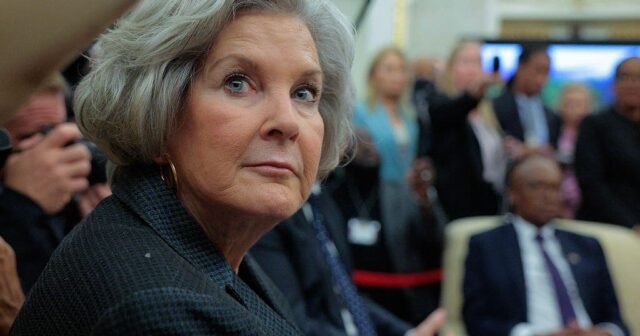 El FBI investiga el esfuerzo para hacerse pasar por el jefe de gabinete de la Casa Blanca Susie Wiles, dicen las fuentes

