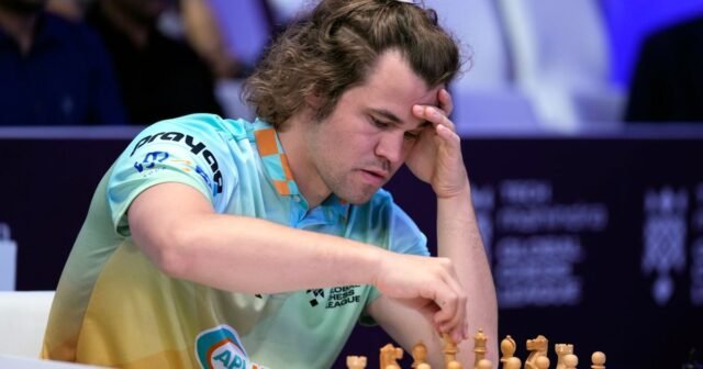 El Gran Maestro de ajedrez Magnus Carlsen enfrenta un enfrentamiento contra 'The World'. ¿Terminará en un empate?

