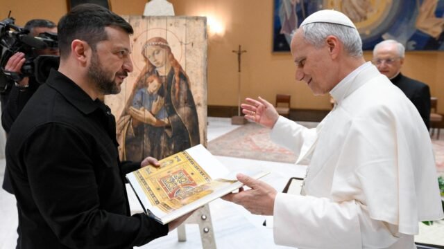 El Papa Leo XIV saluda al presidente Zelensky y JD Vance después de la misa de inauguración
