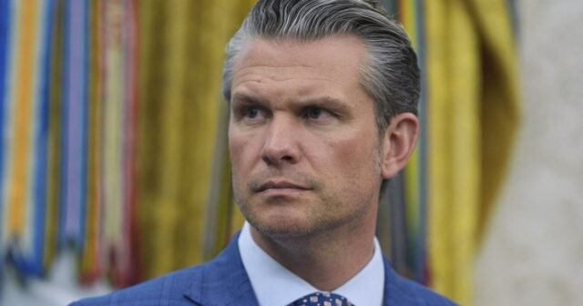 El Secretario de Defensa, Hegseth, atribuida por fugas, ordena más restricciones a la prensa en el Pentágono

