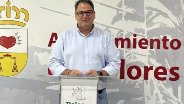 El alcalde de Dolores se aferra al poder después de la condena por asalto
