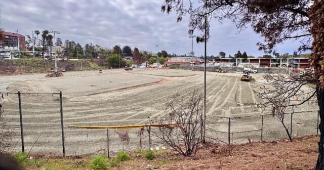 El campo de béisbol de Palisades High se ha ido después de las excavadoras de las excavadoras para los bungalows
