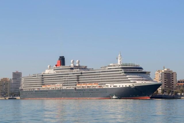 El crucero trae casi 2,000 británicos al puerto histórico español en medio de crecientes gritos contra el turismo
