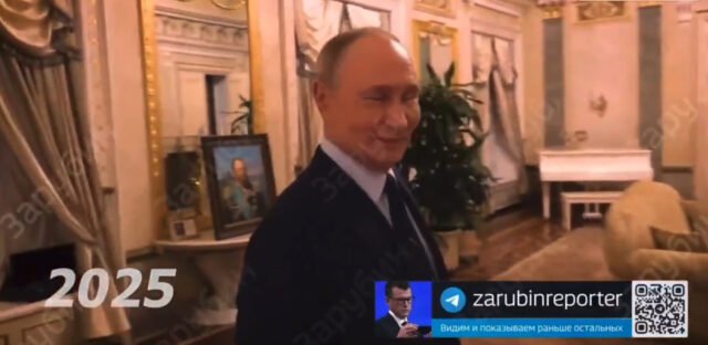 El extraño momento Putin da un recorrido por el lujoso apartamento del Kremlin ... Viene con paredes doradas, candelabros y piano de cola
