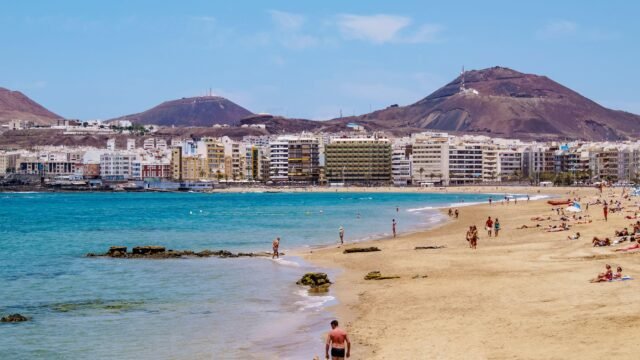 El horror cuando el hombre se hunde a las 100 pies hasta la muerte mientras toma una selfie en el techo del octavo piso del Canary Islands Hotel
