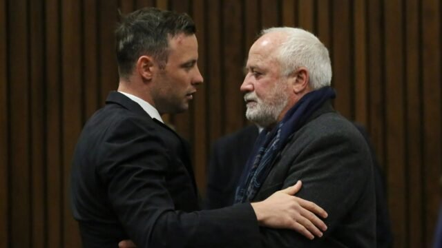 El padre de Oscar Pistorius revela una grieta con el hijo asesino porque no acepta la deshonrada olímpica asesinada a Reeva Steenkamp
