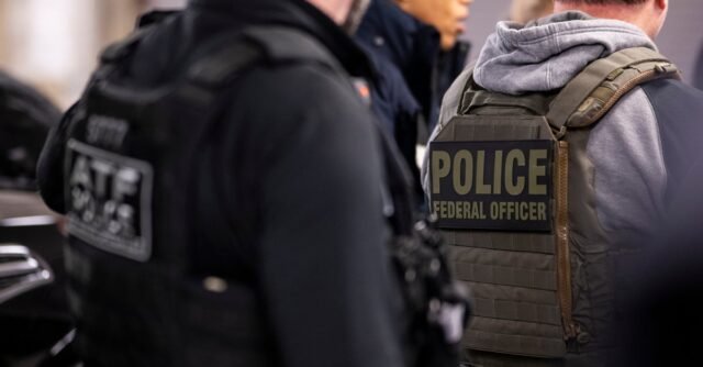 El plan CBP asignará a los oficiales fronterizos a las redadas de inmigración
