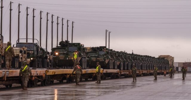 El plan del ejército para el posible desfile en el cumpleaños de Trump incluye "miles" de tropas, dice el funcionario de la defensa
