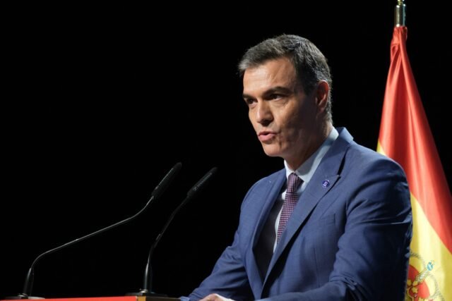 El primer ministro de España, Pedro Sánchez, para conocer a los grupos de víctimas de inundación de Valencia
