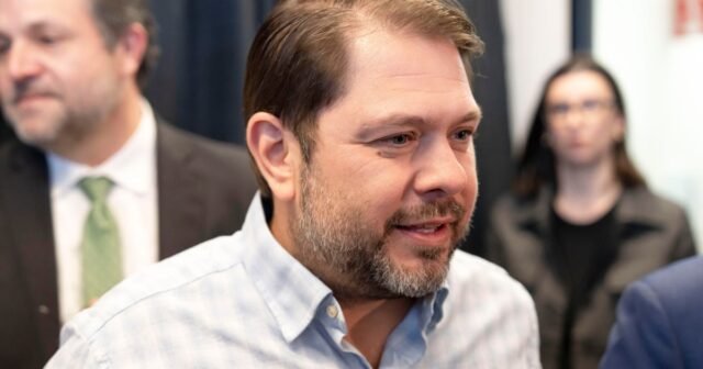 El senador de Arizona, Ruben Gallego, dice que los demócratas "se hicieron esto a nosotros mismos"
