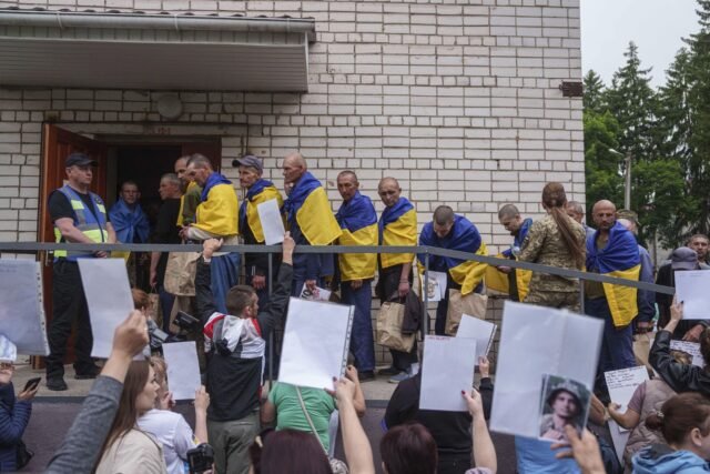 El tercer día de los intercambios de prisioneros sigue a la noche mortal del bombardeo ruso de Ucrania
