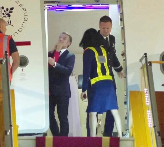 Emmanuel Macron revela la razón por la cual la esposa Brigitte lo empujó en la cara en un momento vergonzoso frente a las cámaras del mundo
