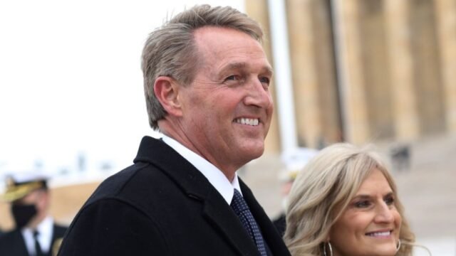 Flake empuja a los republicanos a la política exterior de Trump: "La responsabilidad de hablar ahora descansa con usted"
