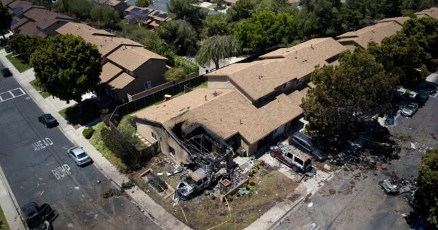 Fotos de AP: Jet se estrella contra el vecindario de San Diego, matando 3 y prendiendo fuego a las casas y vehículos
