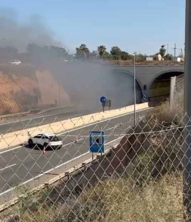 Fuego importante en el túnel AP7 en Pilar de la Horadada
