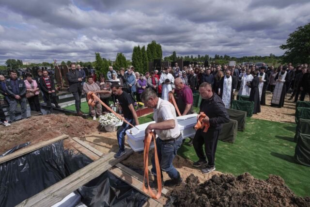 Funeral de 3 hermanos asesinados en huelga rusa subrayado.

