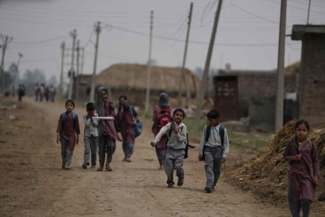 India dispara misiles en la frontera con Pakistán, matando al menos a 1 niño, dicen las autoridades

