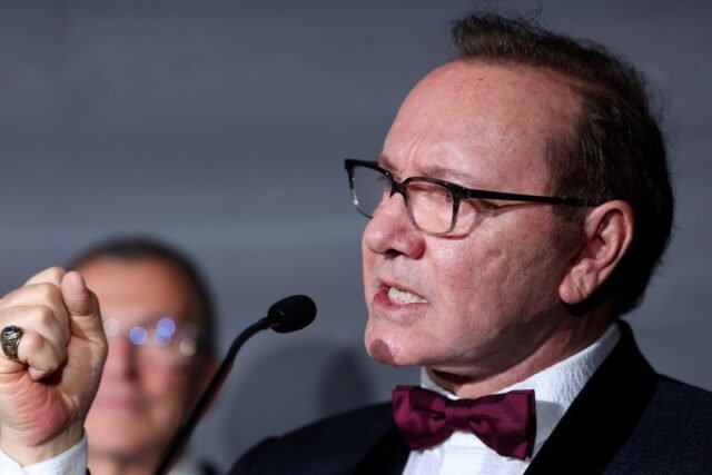 Kevin Spacey dice 'Todavía estoy de pie' mientras cita 'amigo' Elton John en un discurso apasionado en Cannes Return
