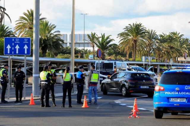 Knifeman, que intentó robar un tiro en taxi y asesinado por policías después de lunar a un oficial fuera del aeropuerto en Brit Holidayspot - The Sun
