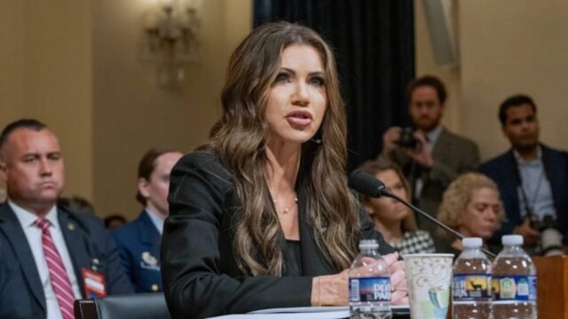 Kristi Noem se reúne con funcionarios israelíes en Jerusalén después de los asesinatos de la embajada
