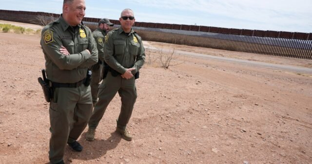 La administración Trump planea enviar a cientos de agentes fronterizos para apoyar los arrestos por hielo en el interior de los Estados Unidos
