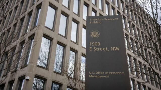 La administración Trump prohíbe la raza, datos de género en la contratación de la fuerza laboral federal
