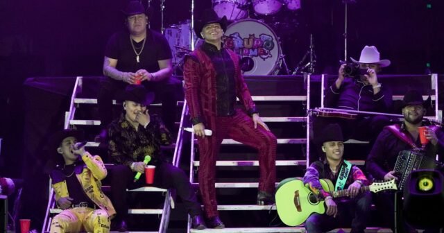 La banda mexicana Grupo Firme cancela US Show, diciendo que sus visas fueron suspendidas por la administración de Trump
