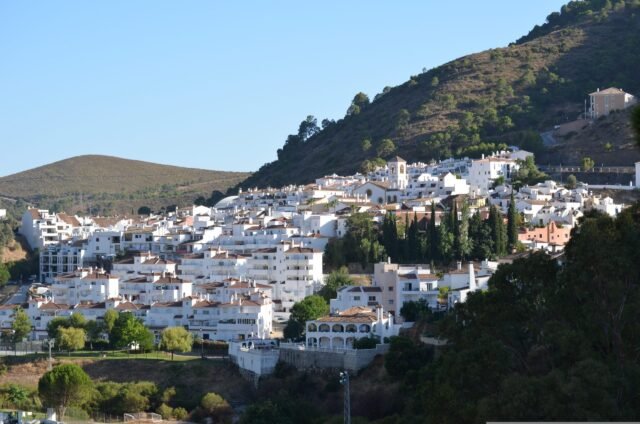 La deslumbrante ciudad de la provincia de Málaga favorecida por Cristiano Ronaldo y Eva Longoria, donde seis de cada 10 son extranjeros
