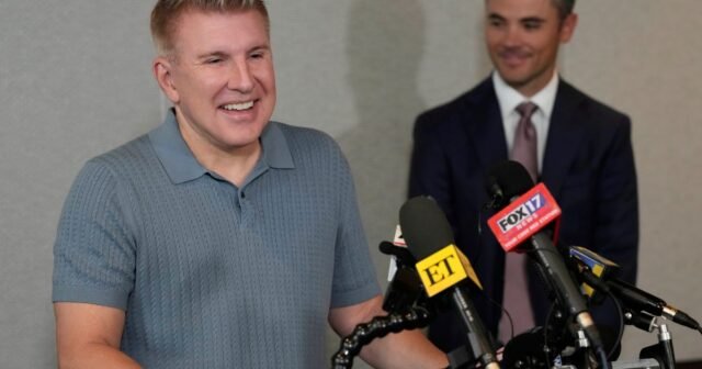 La estrella de televisión de realidad perdonada, Todd Chrisley, dice que la prisión abrió los ojos a las injusticias en el sistema
