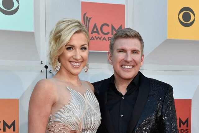 La hija de Todd Chrisley, Savannah, reacciona a Trump perdonando a sus padres de condenas de fraude
