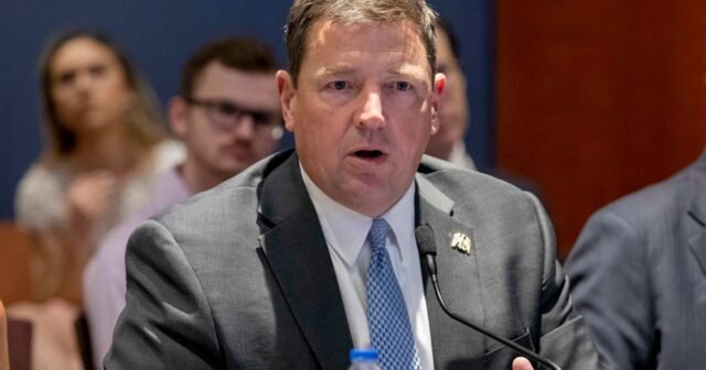 La nominación judicial de Ed Martin puede estar en riesgo ya que Tillis dice que votará en su contra
