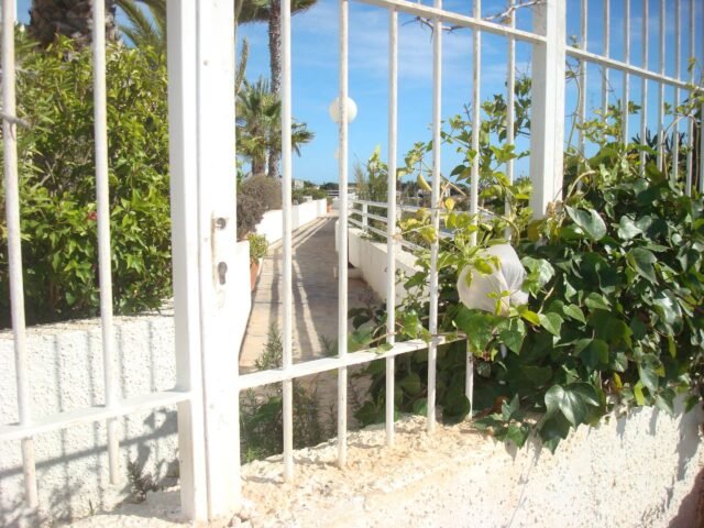 La pasarela costera de Orihuela Costa bloqueada para otro verano
