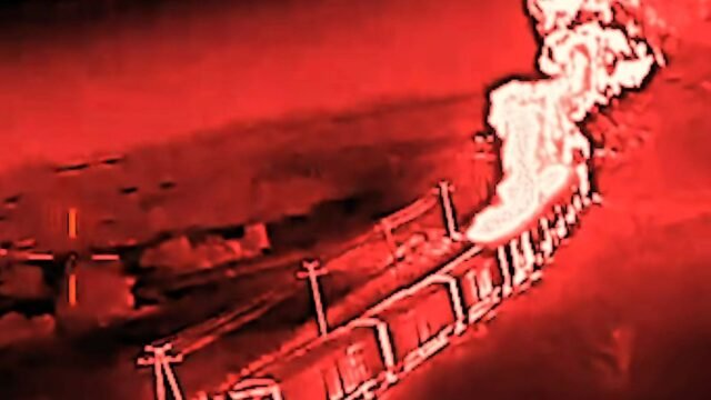 Las imágenes de drones de corazón muestran un asalto ucraniano al tren de la guerra ruso, dejando un accidente ardiente
