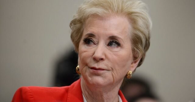 Linda McMahon insta a las universidades a obedecer los caprichos de la Casa Blanca
