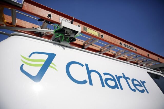 Los gigantes de los cable de EE. UU. Charter y Cox, bajo asalto por servicios de transmisión, persiguen la fusión de $ 34.5 mil millones
