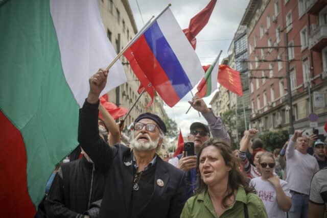 Los nacionalistas búlgaros protestan al gobierno planea adoptar la moneda del euro
