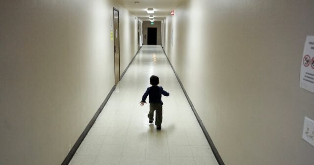 Los niños migrantes enfrentan largas esperas para reunirse con la familia bajo las nuevas reglas de Trump

