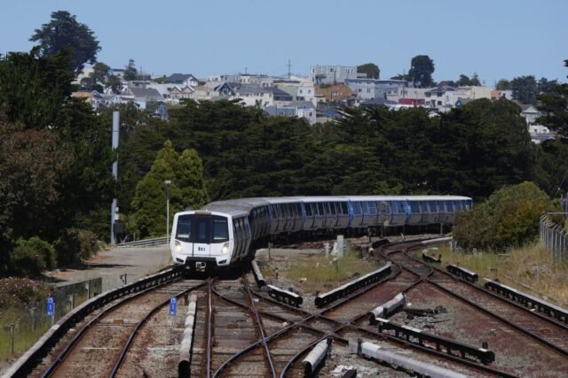 Los trenes de cercanías de la región de San Francisco vuelven a funcionar después de un paro de una hora de duración
