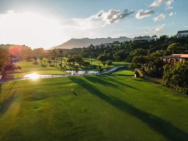 Los turistas irlandeses en Golf Buggy sobreviven a la caída del barril de siete metros en el campo Costa del Sol
