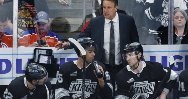 Luc Robitaille espera que Jim Hiller regrese como entrenador de Kings
