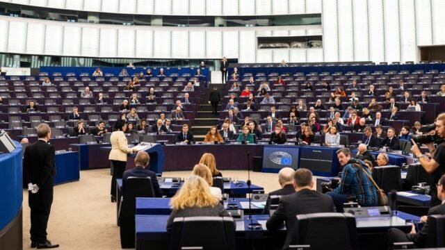 MEPS insta a Bruselas a reducir todos los fondos para Budapest - RT World News
