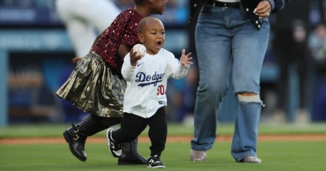 Mira el hijo pequeño de Mookie Betts huir con el béisbol del primer lanzamiento
