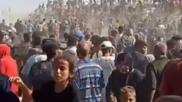 Momento miles de Gazans desesperados invadidos por el sitio de ayuda respaldado por Estados Unidos horas después de que se abra como 'disparos para dispersar a la multitud'
