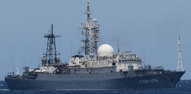 Monitores de la Armada española Flotilla de barcos rusos que pasan por el Estrecho de Gibraltar 
