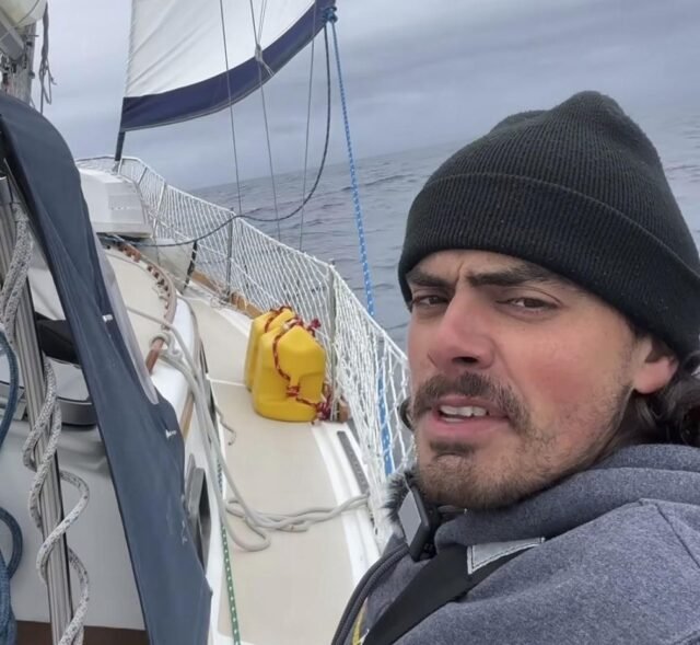 Navegar de Oregon a Hawai después de dejar su trabajo convierte a un hombre con un gato en la estrella de las redes sociales
