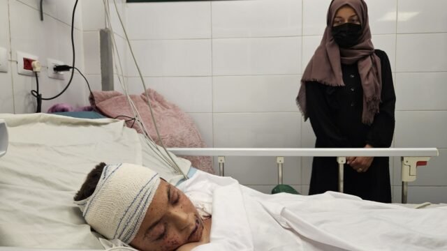 Nueve hijos de un médico entre 79 personas asesinadas en huelga aérea israelí en Gaza

