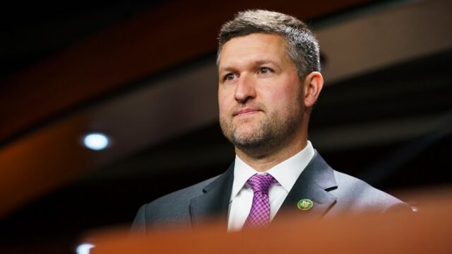 Pat Ryan golpea el 'descarado desprecio' de Waltz por el uso militar sobre el uso de la señal
