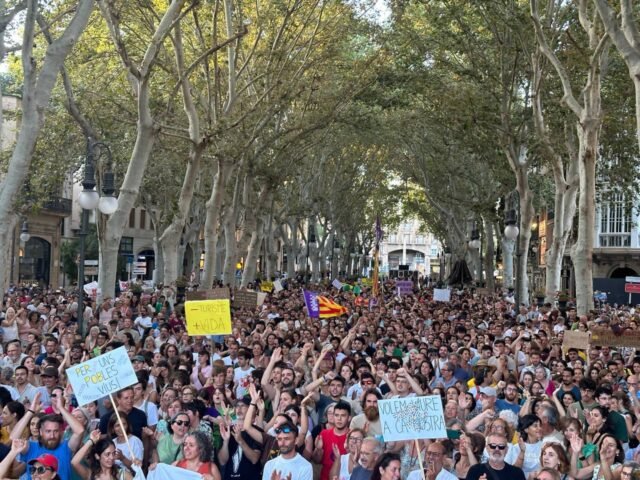 Propuesta para limitar las ventas de propiedades a compradores extranjeros en islas Balear y Canarias rechazadas
