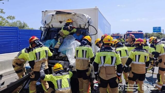 Reloj: Colisión de horror entre el camión y las lesiones en autobús 12 y cierra la autopista Costa del Sol
