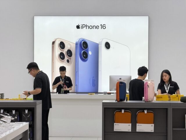 Trump amenaza el 25% de recaudación en iPhones de manzana hechos fuera de los Estados Unidos
